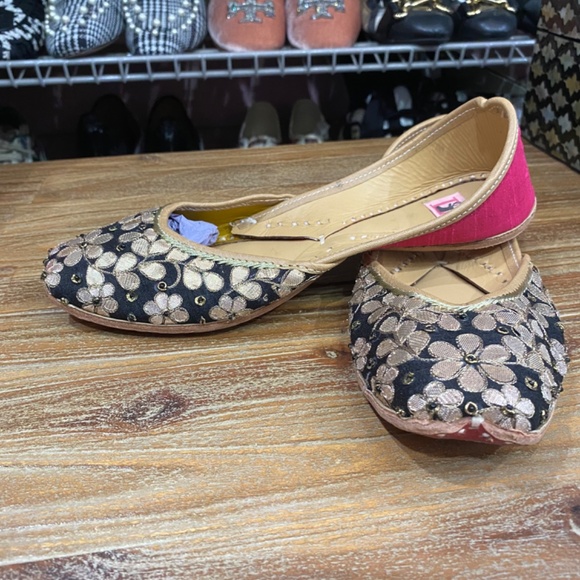 Silk Floral Embroidered Juttis - Picture 3 of 7